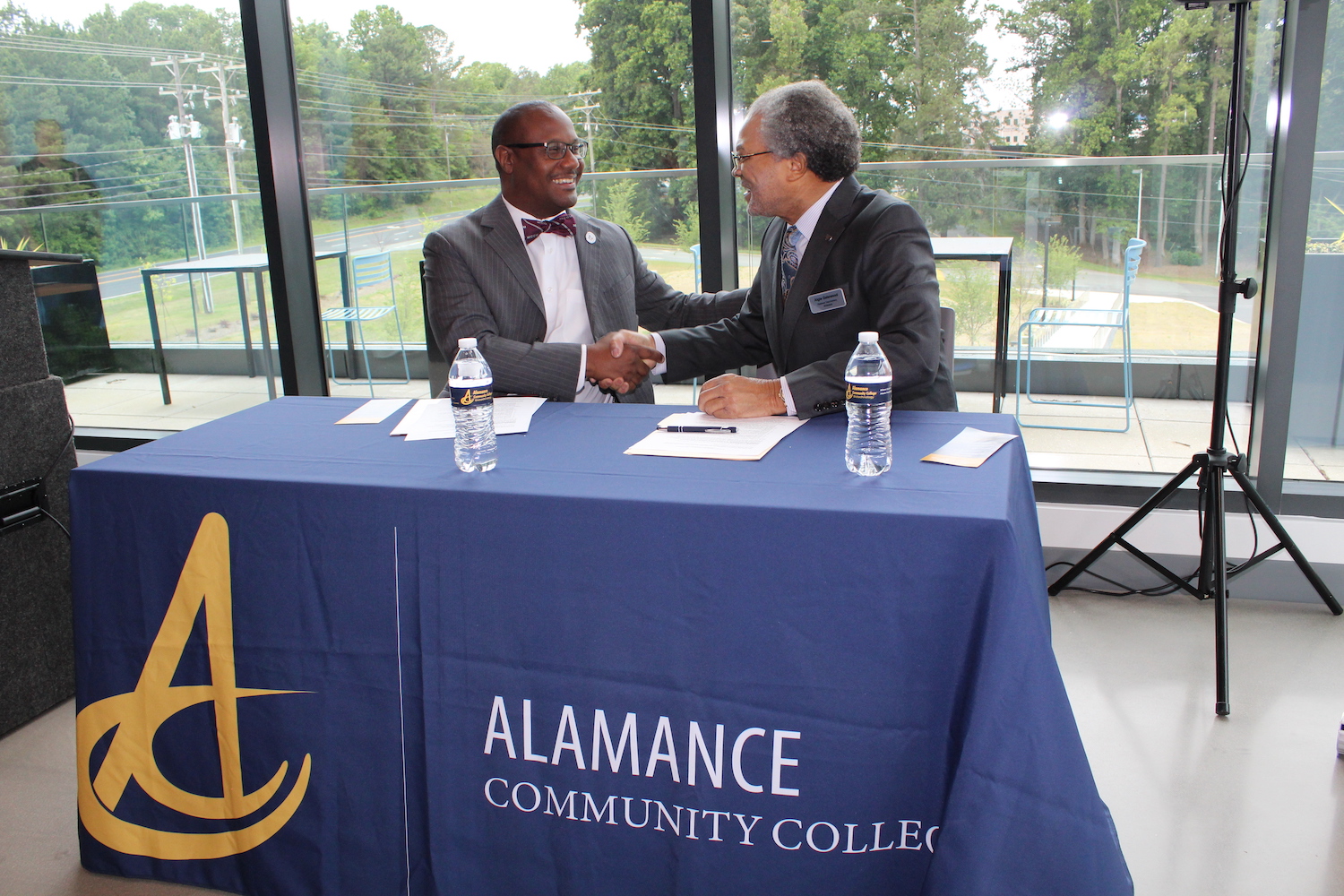 Provost Jackson and Dr. Gatewood shaking hands