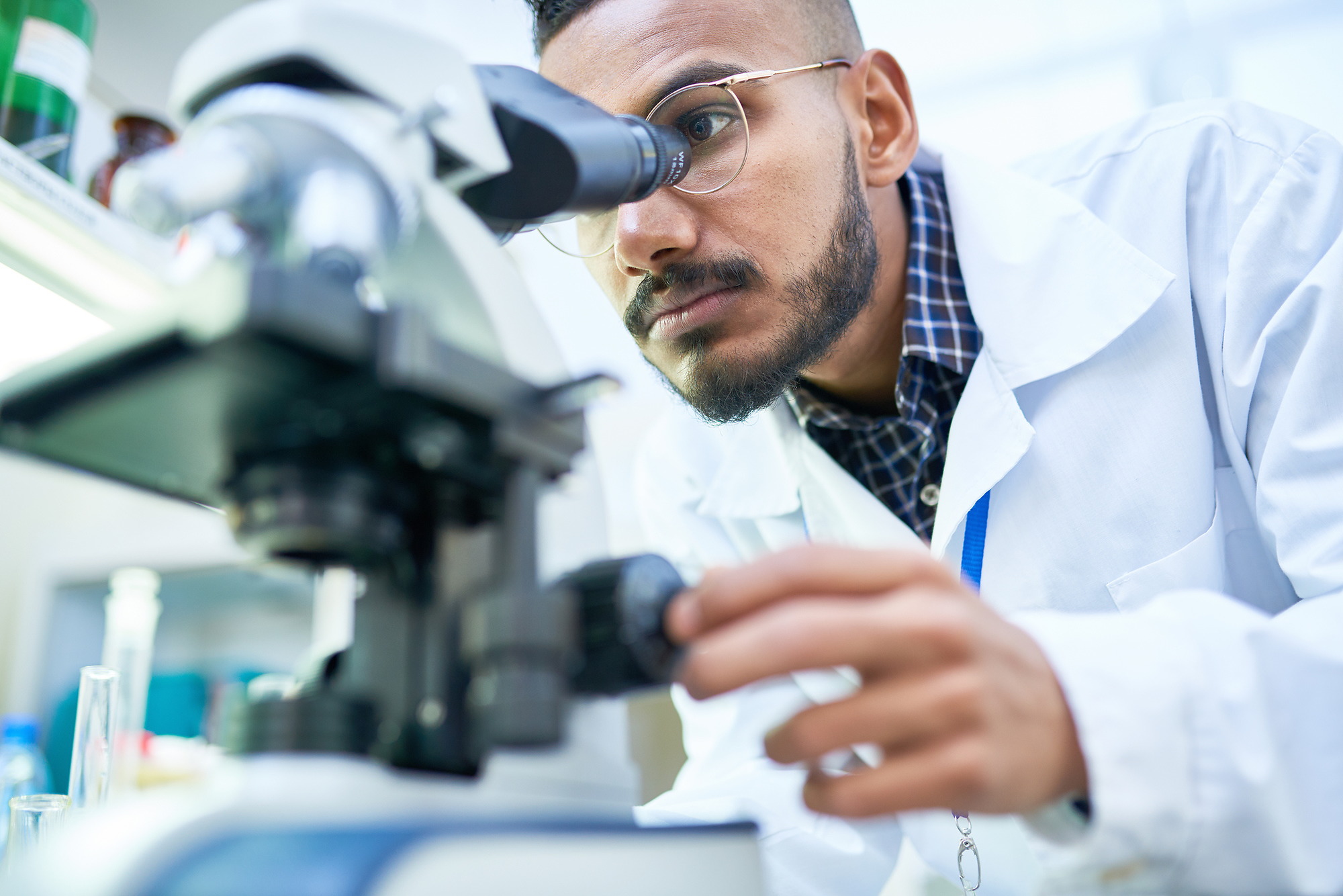 Student is looking in microscope