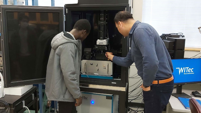 Dr Akram is training graduate student Taiwo on the use of the WITec Integrated Optical Nanoscope (ION).