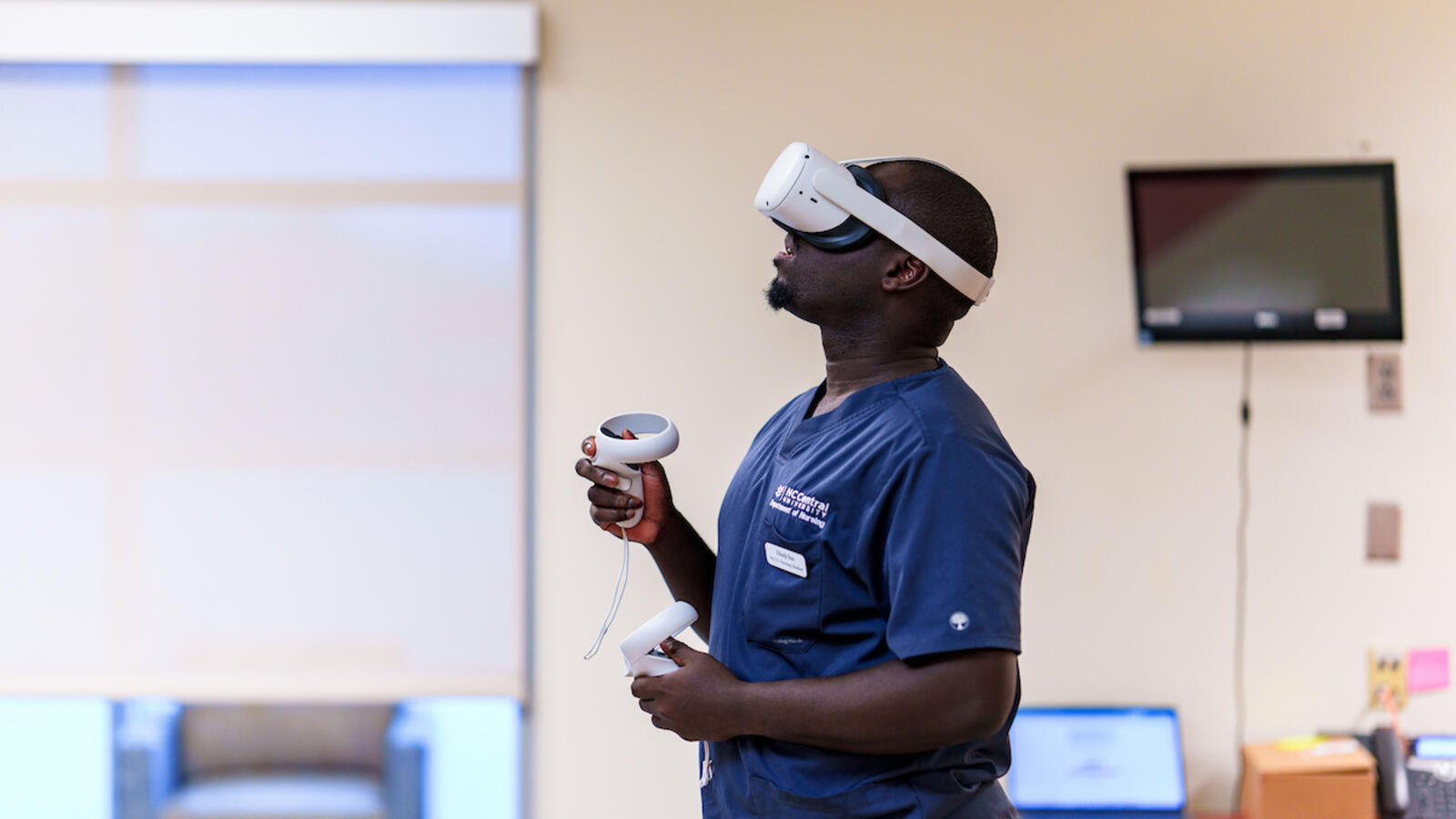 Nursing Student using vrClinicals technology 