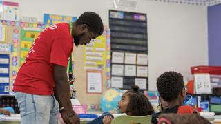 Sabion Kelley ties the show of an elementary school student.