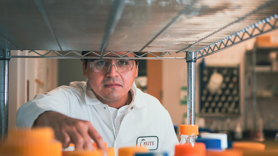 Eduardo Castaneda in lab