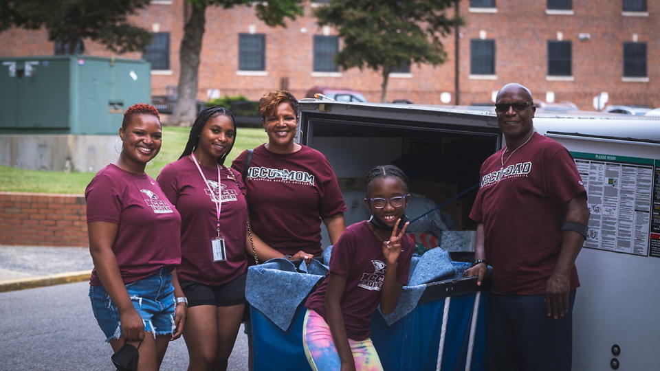 Family moving in student to dorm