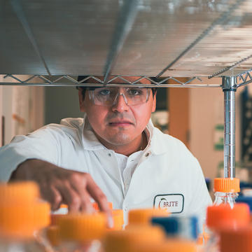 Eduardo Castaneda in lab